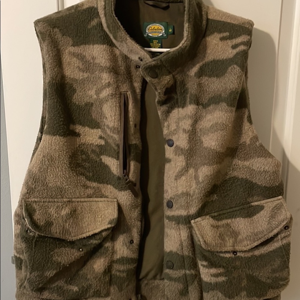 Cabela’s men’s L fleece camouflage vest.